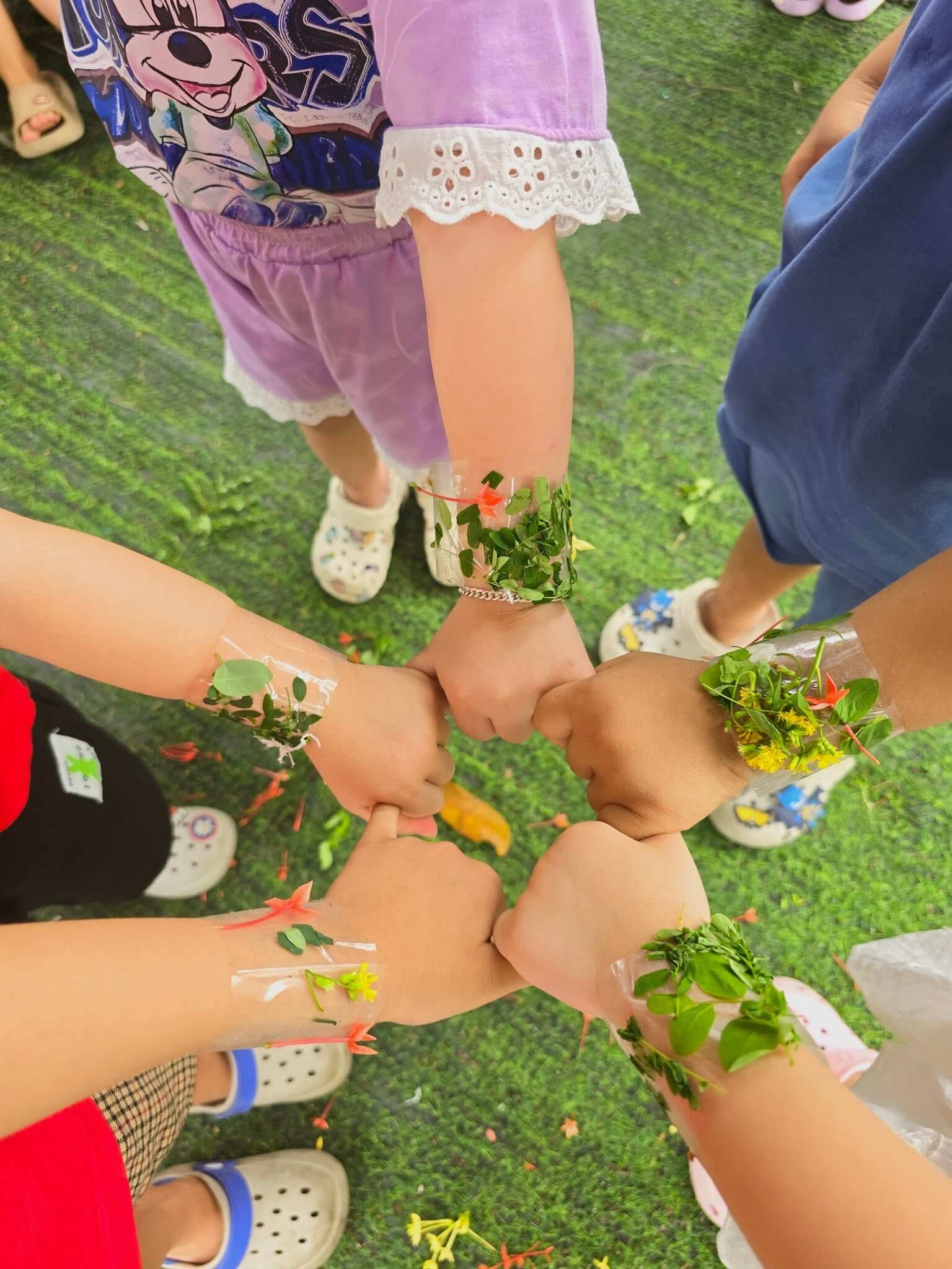 Hoạt động làm vòng tay từ thiên nhiên